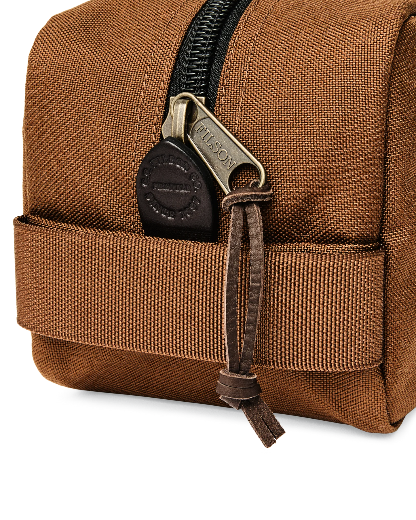 Filson DRYDEN TRAVEL PACK A Dopp kit to carry travel essentials for a lifetime.