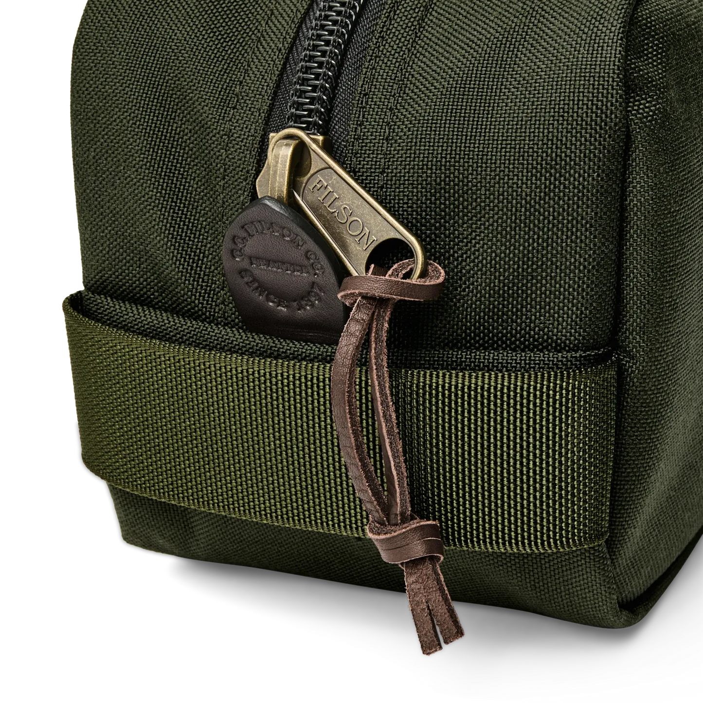 Filson DRYDEN TRAVEL PACK A Dopp kit to carry travel essentials for a lifetime.